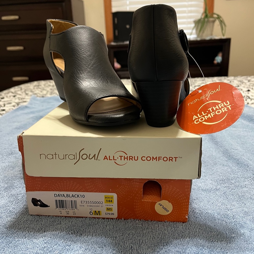 Natural soul open toed shoes